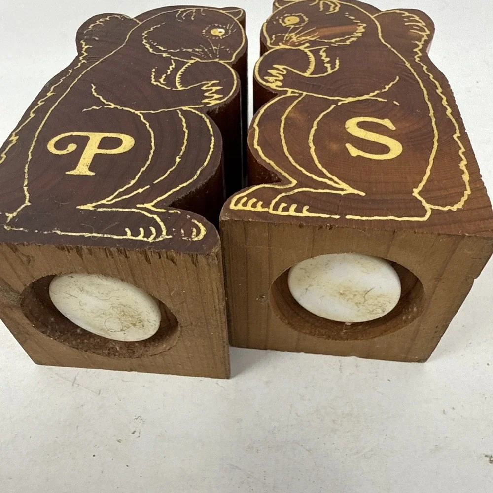 Wooden SQUIRREL salt and pepper Shakers Belfast Maine Perrys Nuthouse VTG Brown